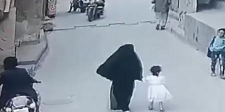 شجاعة نادرة.. طفل ينقذ شقيقته من محاولة اختطاف في اليمن (فيديو) - بلس 48
