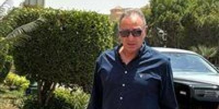 وصول محمود الخطيب إلى مسجد الشرطة بالشيخ زايد لحضور جنازة والد العامري فاروق - بلس 48