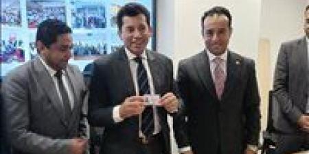 وزير الشباب والرياضة يتسلم أول كارنيه عضوية للاتحاد المصري للكيانات الشبابية بصفته رئيس مجلس الأمناء - بلس 48