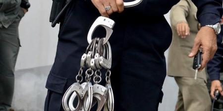 قرصنة
      لوحات
      توقف
      ثلاثة
      أشخاص - بلس 48