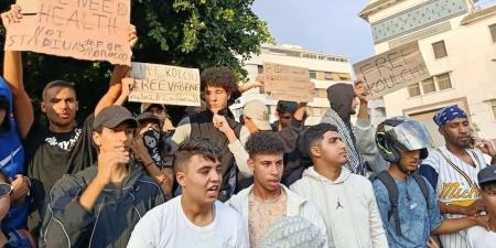 "شباب
      زد"
      بالدار
      البيضاء
      يرفعون
      شعارات
      سلمية
      للمطالبة
      بالعدالة
      الاجتماعية - بلس 48