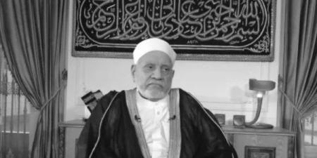 إهداء من المدينة المنورة.. كفن الدكتور أحمد عمر هاشم مكتوب عليه سورة "يس" - بلس 48