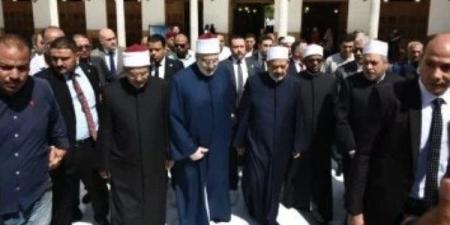 الإمام الأكبر يصل إلى الجامع الأزهر ليؤم المصلين في صلاة الجنازة علي الدكتور أحمد عمر هاشم - بلس 48