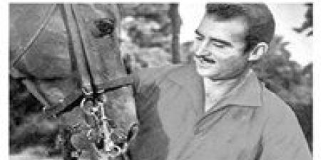 من
      الضباط
      الأحرار
      إلى
      مقهى
      الحرافيش..
      رحلة
      أحمد
      مظهر
      بين
      الثورة
      والفن - بلس 48