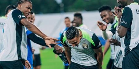"العين"
      الإماراتي
      يؤكد
      تعافي
      رحيمي - بلس 48