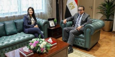وزيرا الصحة والتخطيط يناقشان الاستثمارات والمشروعات الصحية - بلس 48