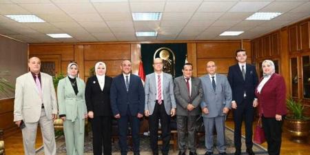 رئيس
      جامعة
      أسيوط
      يستقبل
      المشاركين
      في
      الملتقى
      التوعوي
      حول
      دور
      الدولة
      المصرية
      في
      دعم
      القيادات
      النسائية - بلس 48