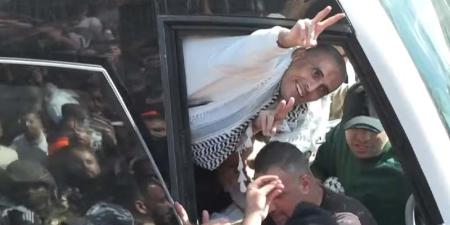 أسرى
      فلسطينيون
      يعانقون
      الحرية - بلس 48