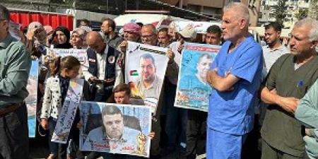 غزة..
      أهالي
      الطواقم
      الطبية
      يطالبون
      بالإفراج
      عن
      ذويهم
      من
      سجون
      إسرائيل - بلس 48