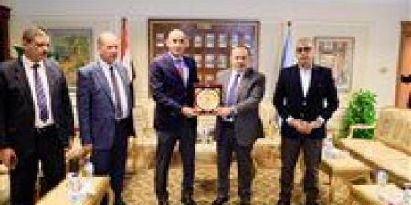 وزير
      التعليم
      لمحافظ
      أسيوط:
      نعمل
      على
      تطوير
      مدارس
      بمحافظات
      الصعيد  - بلس 48