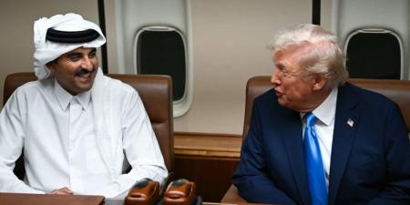 ترامب
      يلتقي
      أمير
      قطر
      في
      الطائرة - بلس 48