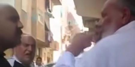 ضربه بالقلم قدام بنته..تفاصيل اعتداء مالك منزل بالسويس على مستأجر مسن - بلس 48