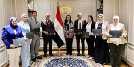 مايا
      مرسى
      تكرم
      الإدارة
      العامة
      لرعاية
      المسنين
      بالوزارة - بلس 48