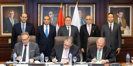 محافظ
      البنك
      المركزي
      ووزير
      الخارجية
 ... - بلس 48