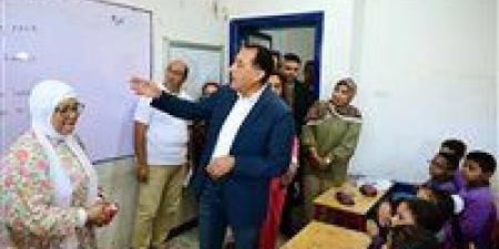 مديرة
      مدرسة
      محمد
      حافظ
      الابتدائية
      لـ
      مدبولي:
      سلمنا
      الكتب
      لجميع
      الطلاب - بلس 48