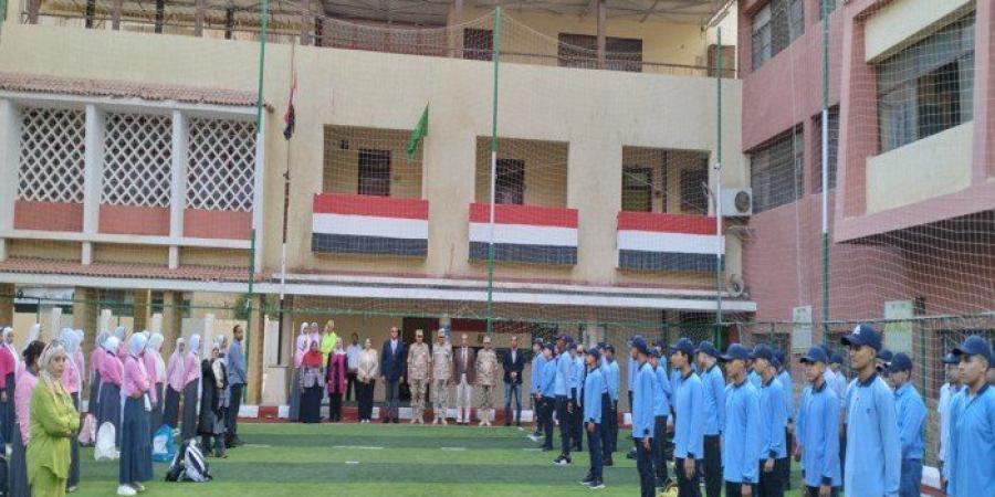 بالبلدي : محافظ القليوبية يُشارك طلاب المدرسة الفندقية طابور الصباح وتحية العلم - بلس 48