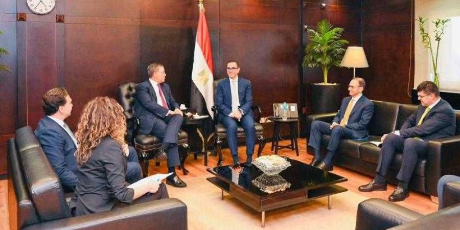 وزير الاستثمار يبحث مع وفد ستاندرد تشارترد الخطط المستقبلية في مصر - بلس 48