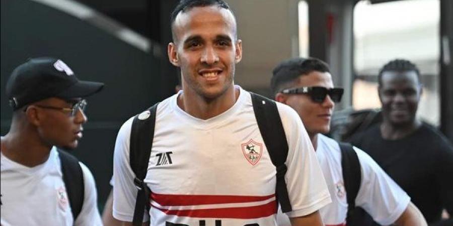 بالورود.. الجماهير تستقبل بعثة الزمالك وكأس السوبر الإفريقي بمطار القاهرة - بلس 48