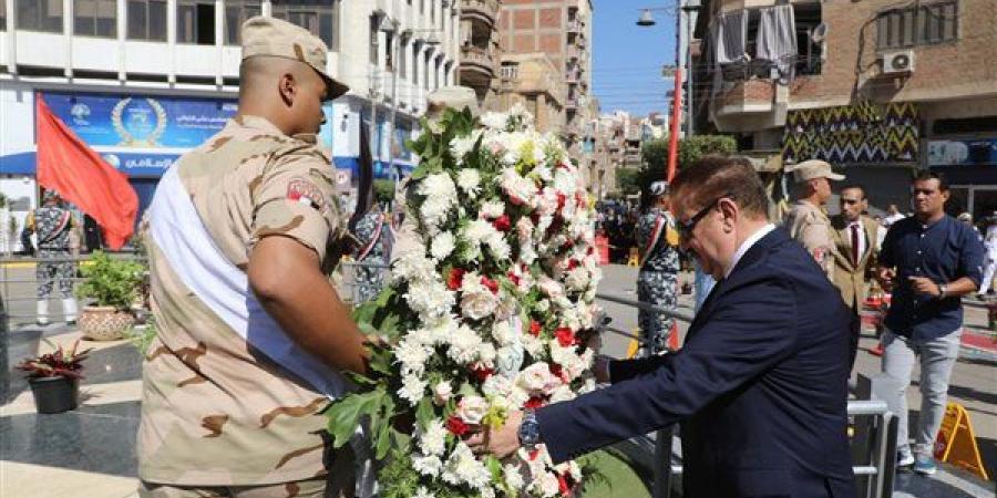 محافظ المنوفية يضع إكليل الزهور على النصب التذكاري للجندى المجهول - بلس 48