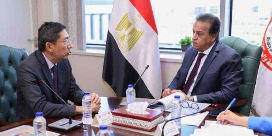 وزير الصحة يستقبل سفير سنغافورة لتعزيز التعاون في الرعاية الصحية وتدريب الكوادر الطبية