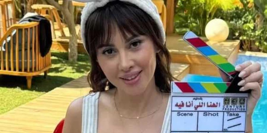 أول صورة لـ ”ياسمين رئيس” من كواليس فيلم ”الهنا اللي أنا فيه” - بلس 48