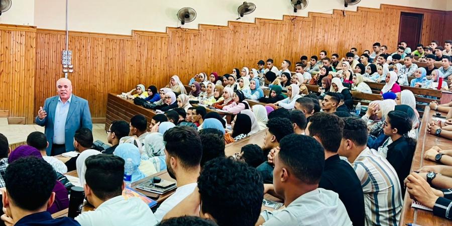 رئيس جامعة الدلتا التكنولوجية يتابع انتظام العملية التعليمية للطلاب الجدد - بلس 48