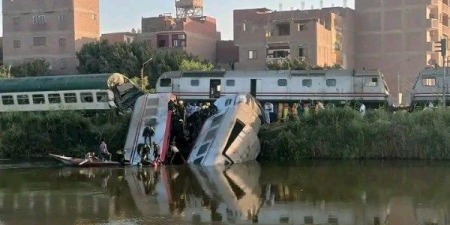 المحافظ وسط الأهالي و20 مصاب.. مشاهد صعبة ومؤلمة من حـادث قطاري المنيا وسقوط عربتي الركاب بالترعة - بلس 48