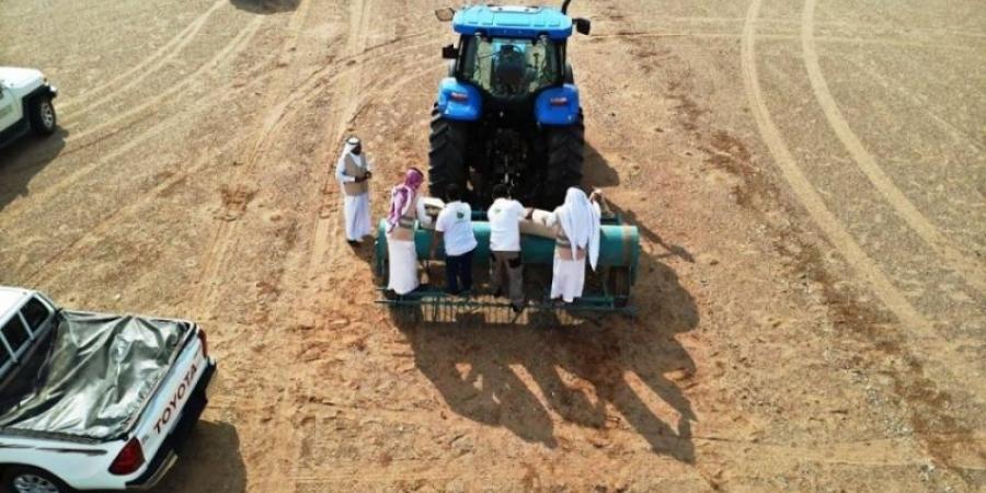 نثر بذور النباتات الرعوية والأشجار البرية بمرعى حمى الملك عبدالعزيز - بلس 48