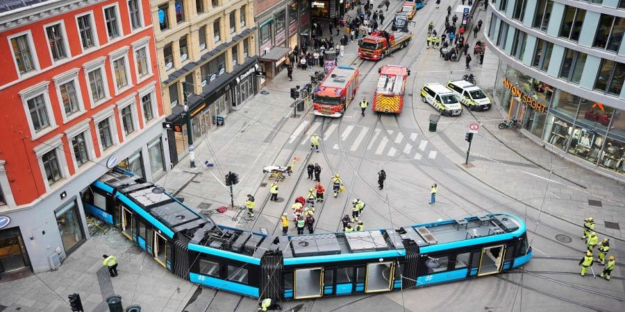 في حادث نادر جداً.. ترام يخرج عن مساره ويصطدم بمتجر بأوسلو -  بلس 48