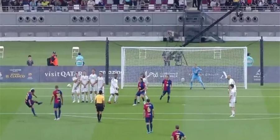 فيديو | رونالدينيو يتألق وبرشلونة يهزم ريال مدريد في كلاسيكو الأساطير - بلس 48