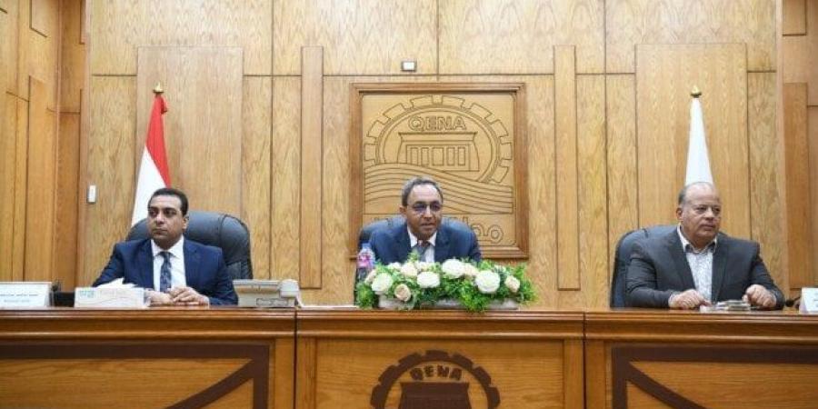 محافظ قنا يلتقي بالمهندسين الجدد ويوجههم للعمل بروح الفريق وخدمة المواطن - بلس 48