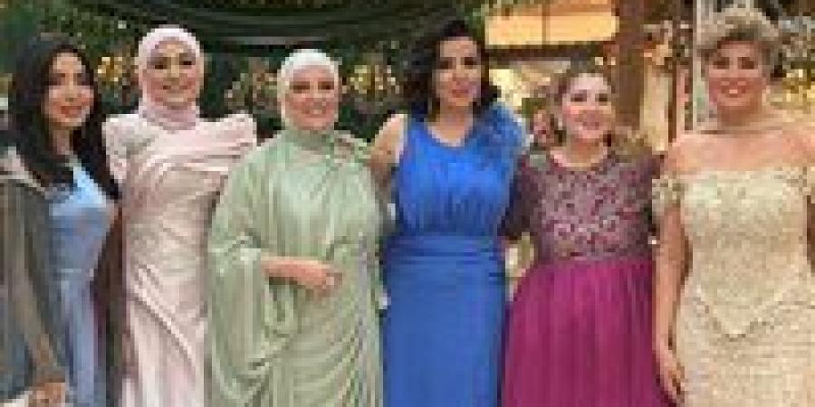 بالمزمار والطبل البلدي.. مفيدة شيحة تحتفل بزفاف ابنتها منة الشاطر |صور - بلس 48