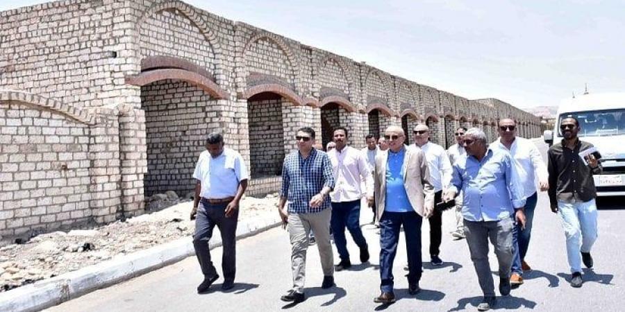 محافظ الأقصر يتفقد المشروعات التنموية والخدمية بمركز القرنة - بلس 48