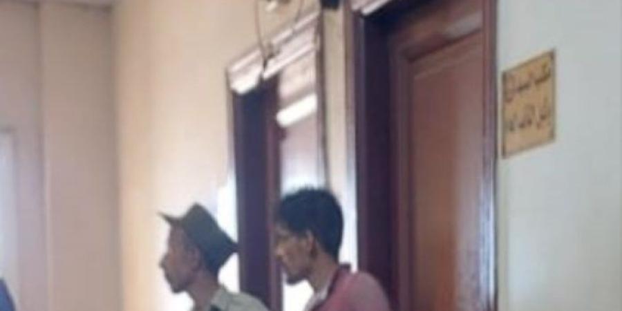 و أمرت النيابة العامة بحبس مالك السيارة المتسببة في حادث الطريق الإقليمي بمحافظة المنوفية لتمكينه المتهم من قيادتها رغم علمه بعدم حيازته رخصة تجيز له قيادة تلك المركبة. جاء ذلك في إطار التحقيقات التي تجريها النيابة العامة في الحادث المروري المروع الذي وقع أعلى الطريق الإقليمي بدائرة مركز أشمون بمحافظة المنوفية، وأسفر عن وفاة تسعة عشر مواطنًا وإصابة ثلاثة آخرين أثناء توجههم إلى أعمالهم. وقد أسفرت التحقيقات عن ثبوت قيام مالك السيارة بتمكين المتهم مرتكب الحادث من قيادتها، رغم علمه بعدم حيازته رخصة تجيز له ذلك، الأمر الذي يشكل مخالفة لأحكام المادة (٨١ مكرر/٣) من قانون المرور. وعلى ذلك أصدرت النيابة العامة قرارها بحبس مالك السيارة احتياطيًا على ذمة التحقيقات. وتؤكد النيابة العامة أنها مستمرة في استكمال إجراءات التحقيق، وستعلن عن نتائجها فور الانتهاء منها. - بلس 48