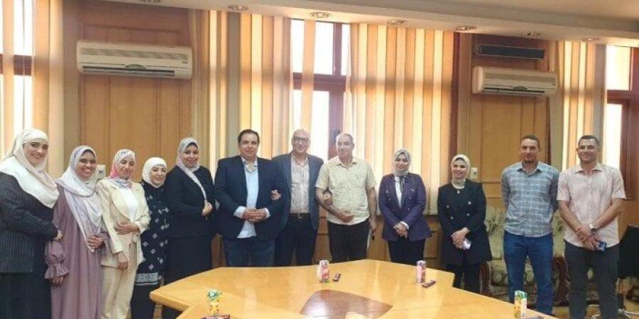 تقديرًا لجهودهم المؤسسية.. عميد تجارة كفر الشيخ يكرم فريق الدراسات العليا بالكلية - بلس 48