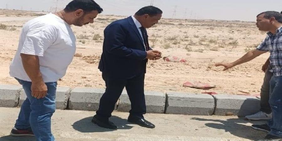محافظ مطروح يتفقد أعمال تطوير طريق مطار العلمين الدولي - بلس 48