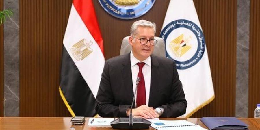 وزير البترول يتوجه لموقع حادث انقلاب البارج البحري Adam Marine 12 بخليج السويس - بلس 48
