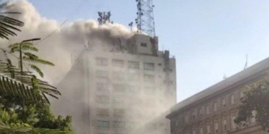مصر.. الحماية المدنية تحاول السيطرة على حريق مبني سنترال رمسيس - بلس 48