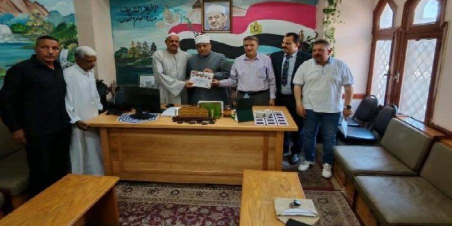 تقديرًا لأمانتهما.. رئيس البحيرة الأزهرية يُكرّم عاملين عثرا على 450 ألف جنيه وردّاها لصاحبها - بلس 48