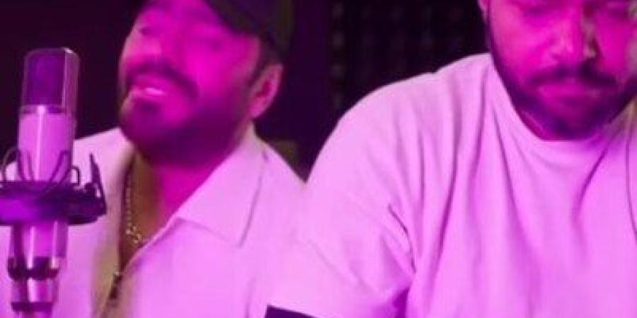 تامر حسني يكشف كواليس تسجيل «مستني إيه» من ألبوم «لينا ميعاد» | فيديو - بلس 48