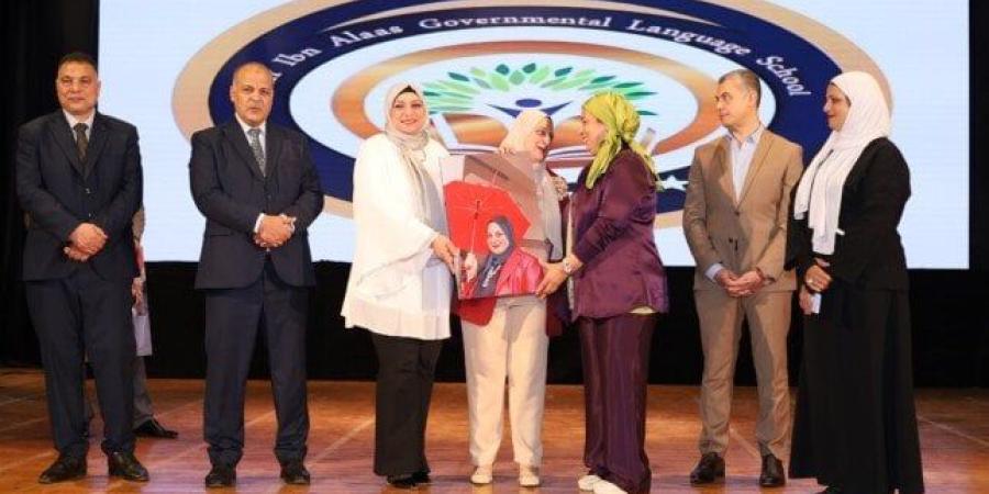 مدير تعليم بورسعيد يشهد حفل تخرج طلاب مدرسة عمرو بن العاص الرسمية لغات - بلس 48
