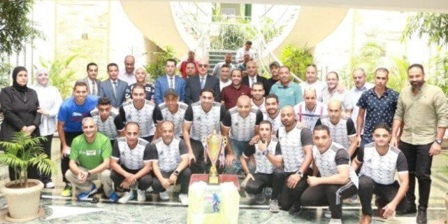 تأهلوا لبطولة الجمهورية.. الطيار وائل النشار يكّرم أبطال المصرية للمطارات | صور - بلس 48