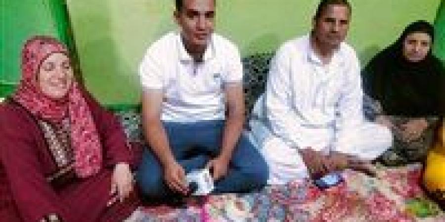 «أنس» الحاصل على المركز الأول على الجمهورية في الثانوية الفنية بالشرقية : شرفت أبويا وأخواتى الدكاترة وحلمي أحصل على منحة من الطب البيطري - بلس 48