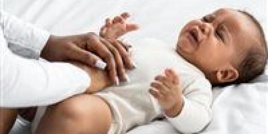 المغص عند الرضع.. الأسباب الطبية وطرق التهدئة المنزلية - بلس 48
