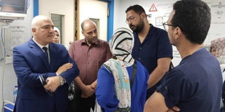 مدير صحة القليوبية يتفقد مستشفى قها ويطمئن على حالة ممرضة تعرضت لحادث سير - بلس 48