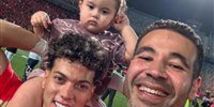 إمام عاشور لاعب الأهلي يودع محمد وفائي إخصائي العلاج الطبيعي السابق للنادي.. صور - بلس 48