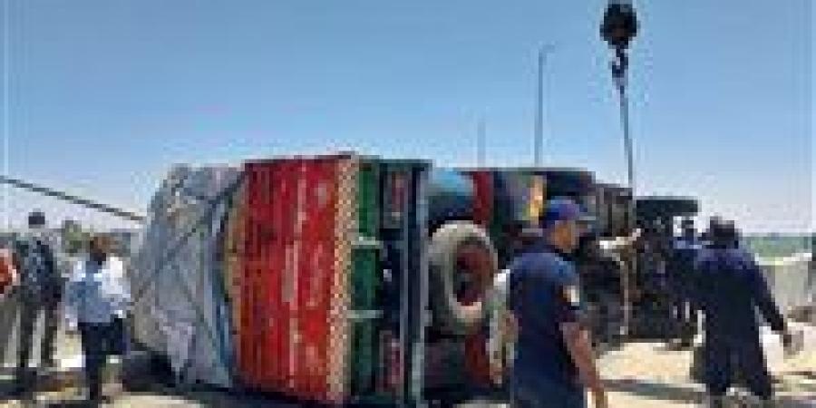 انقـ ـلاب سيارة شحن يعطل المرور على محور الشهيد باسم فكري بقنا دون إصابات - بلس 48