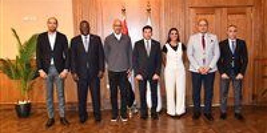 وزير الرياضة يستقبل الرئيس التنفيذي للاتحاد الدولي للاسكواش ورئيسة الاتحاد المصري - بلس 48