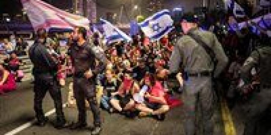 توقف مطار بن جوريون.. إيهود باراك: إسرائيل تنهار والحل الوحيد عصيان مدني وإضراب شامل لإسقاط الحكومة - بلس 48