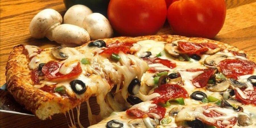 بطريقة أحلى من المطاعم.. خطوات عمل البيتزا في البيت - بلس 48